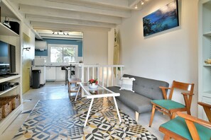 Een televisie en een stereo