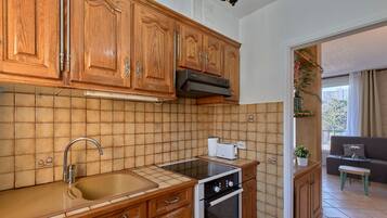 Réfrigérateur, micro-ondes, four, cafetiÚre/bouilloire