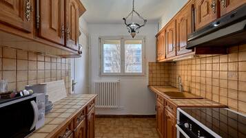 Een koelkast, een microgolfoven, een oven