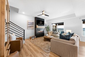 Smart TV, fireplace, table tennis - PROMO 10% OFF Indoor - Outdoor Pools! Lux Lake Views! Hot Tub! (Hollister)