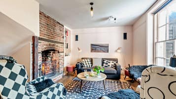 TV, fireplace