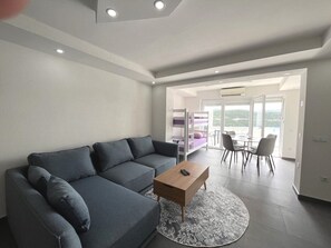 TV - I Apartment with Balcony and Sea View (Neum)