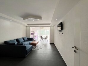 TV - I Apartment with Balcony and Sea View (Neum)