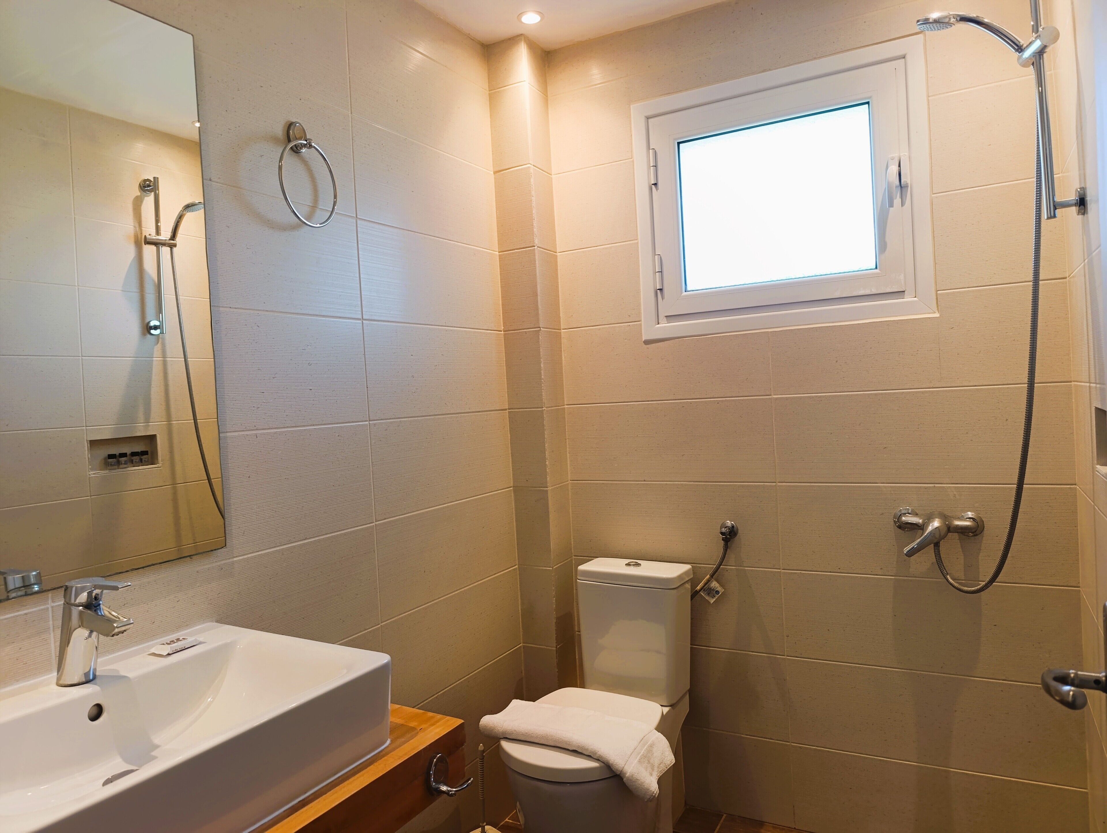 Ein Badezimmer mit Waschbecken, Toilette und Dusche.