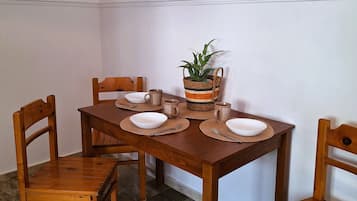 Apartamento familiar | Cocina privada | Frigorífico grande, placa de cocina, hervidor eléctrico y trona infantil