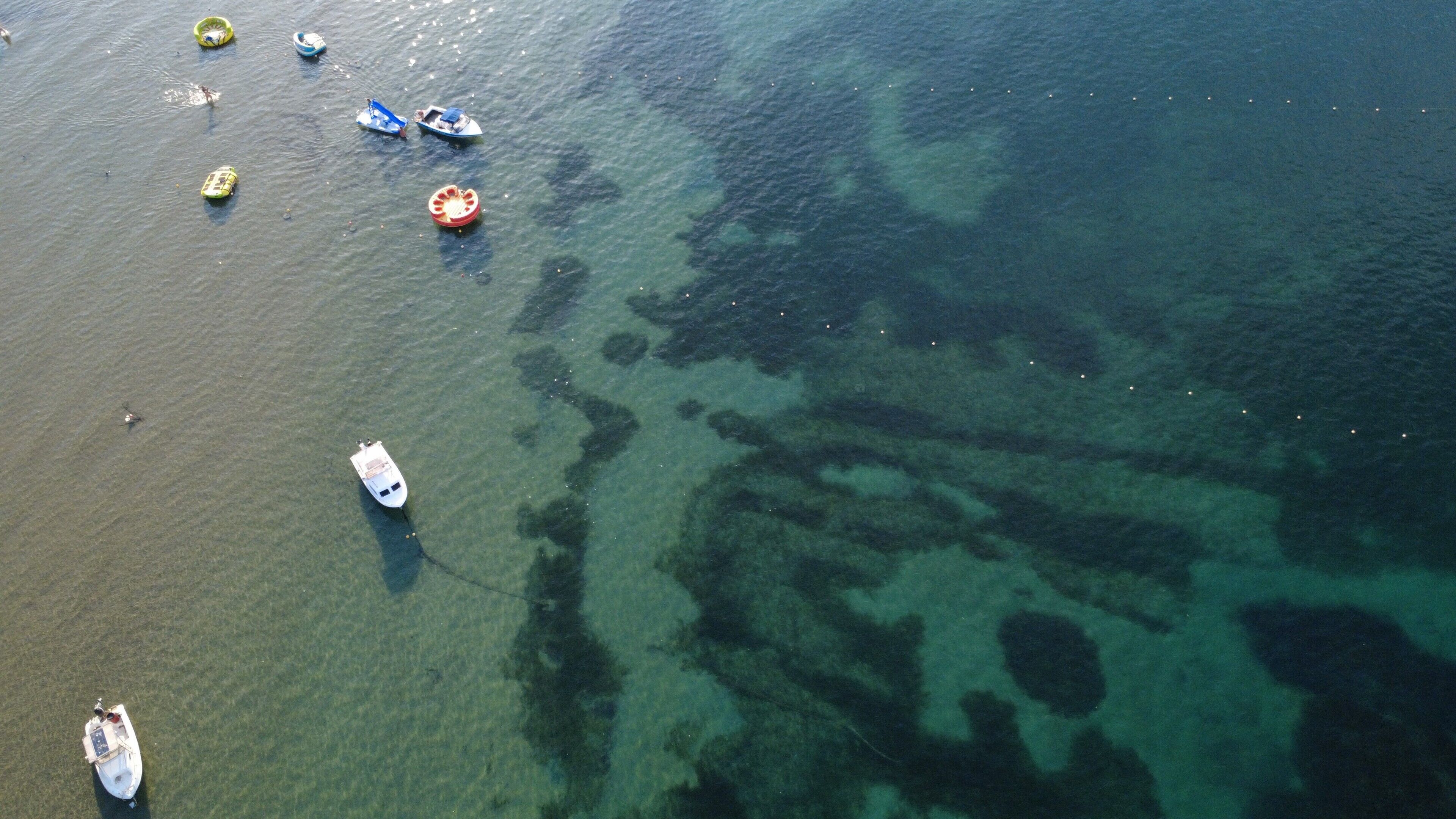 Vue aérienne d’une marina où plusieurs bateaux sont amarrés.