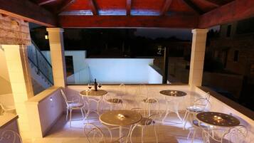 Apartment (Boutique Rooms - with pool - 7 - R301) | Terrace/patio