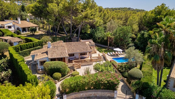 A villa with a swimming pool, surrounded by well-maintained gardens and trees. - Villa Victoria Alcudia Alcudia Bonaire for 6 with pool (Alcúdia)