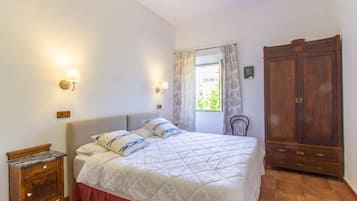 5 bedrooms, iron/ironing board, free WiFi, bed sheets