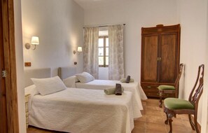 5 habitaciones, tabla de planchar con plancha y wifi gratis