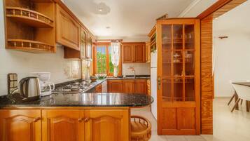 Een koelkast, een microgolfoven, een oven, een vaatwasser