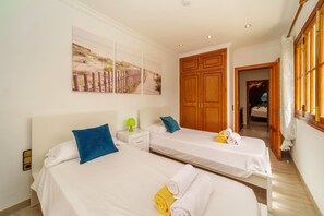 4 bedrooms, iron/ironing board, free WiFi, bed sheets