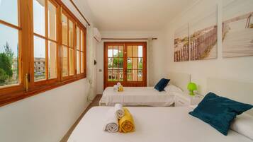 4 slaapkamers, een strijkplank/strijkijzer, gratis wifi, beddengoed