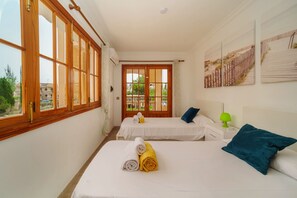 4 slaapkamers, een strijkplank/strijkijzer, gratis wifi, beddengoed