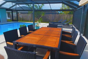 Outdoor dining - VRCC Villa The Rocks - where luxury meets beauty (Cape Coral)