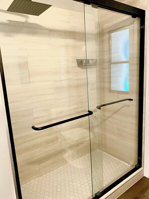 Regadera, secadora de cabello, toallas 