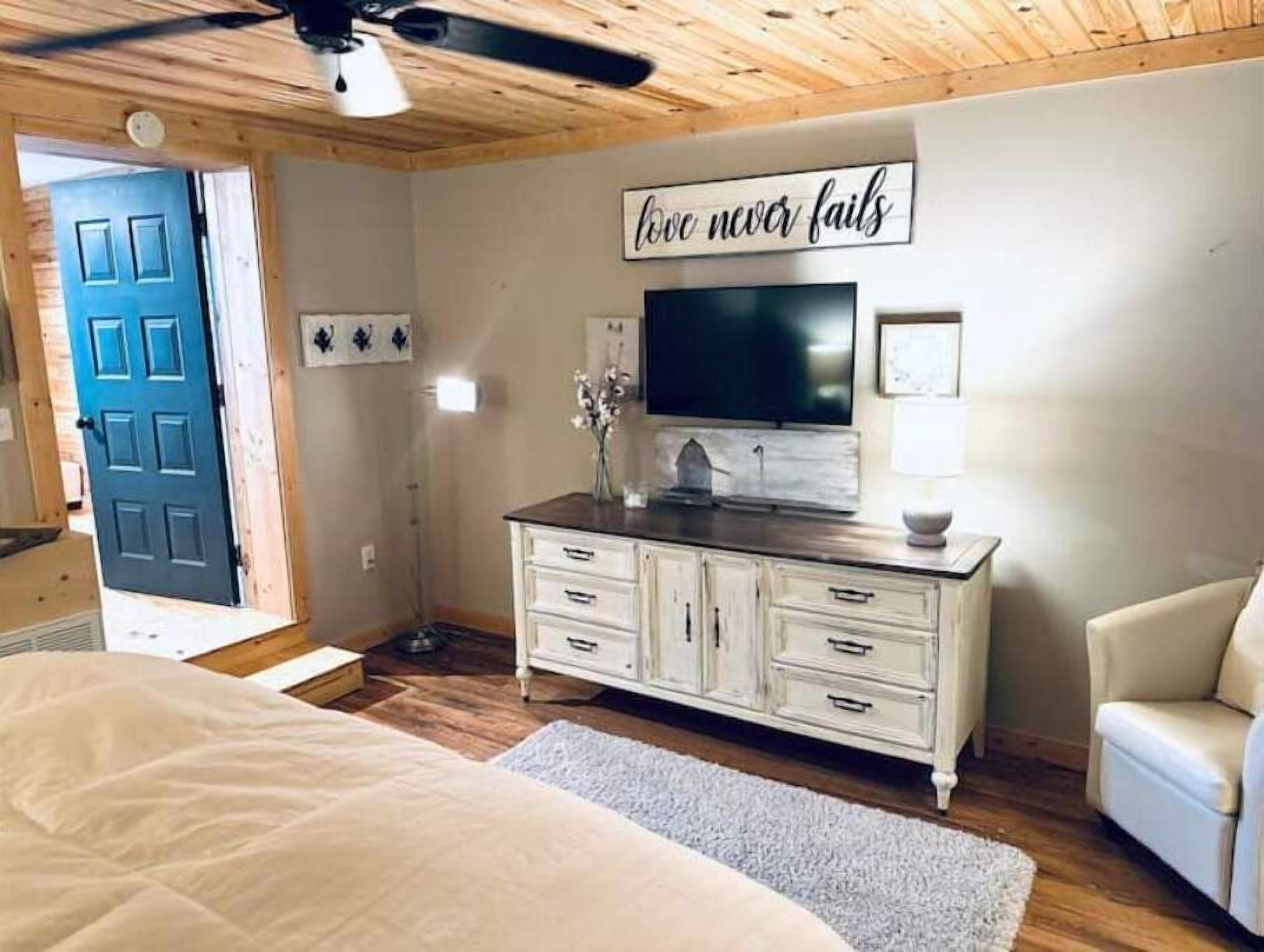 2 makuuhuonetta, silitysrauta/-lauta, vauvan matkasänky, ilmainen Wi-Fi