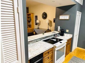 Jääkaappi, mikroaaltouuni, uuni, liesi