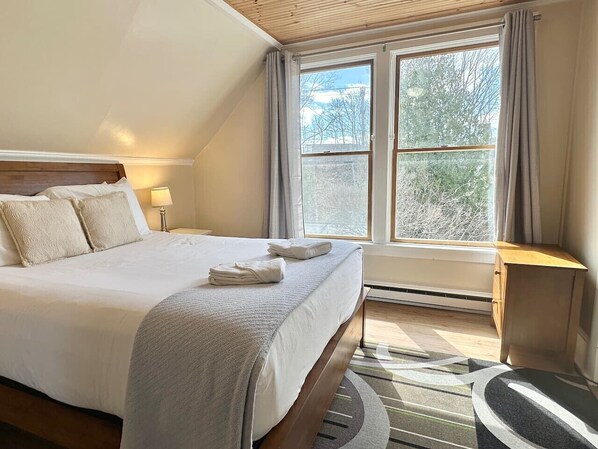 6 bedrooms, desk, iron/ironing board, WiFi