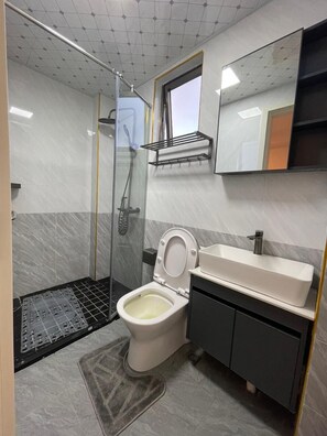 Apartamento empresarial | Banheiro | Chuveiro, chuveiro com efeito de chuva, produtos de toalete grátis, bidê