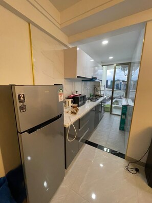 Business Apartment | Private kitchen | Fridge, microwave - Lux Suites Goldpark Homes Kilimani (Nairobi)