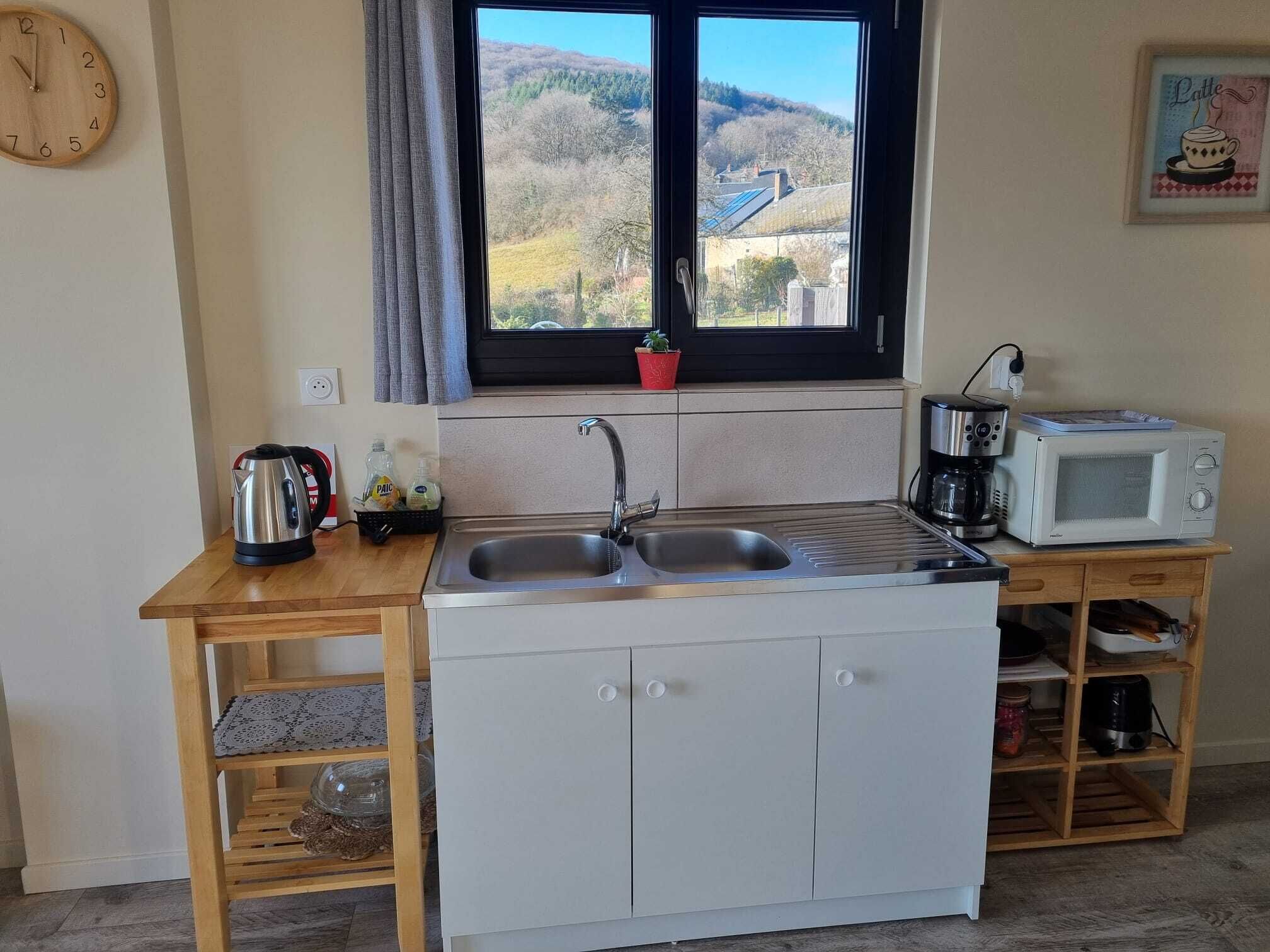 Frigorífico, microondas, horno y placa de cocina