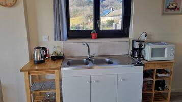 Frigorífico, microondas, horno y placa de cocina