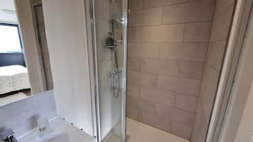 Een douche, milieuvriendelijk toiletgerief, een haardroger, handdoeken