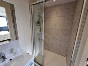 Ducha, artículos de higiene personal ecológicos y secador de pelo