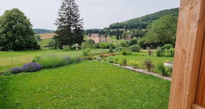 Quiet house in the Morvan with beautiful view of the Château de Ménessaire.