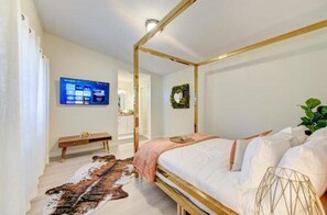 2 bedrooms, iron/ironing board, WiFi, bed sheets - A Peaceful Escape (Houston)