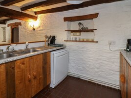 Refrigerador, lavavajillas, tetera/pava eléctrica, utensilios de cocina