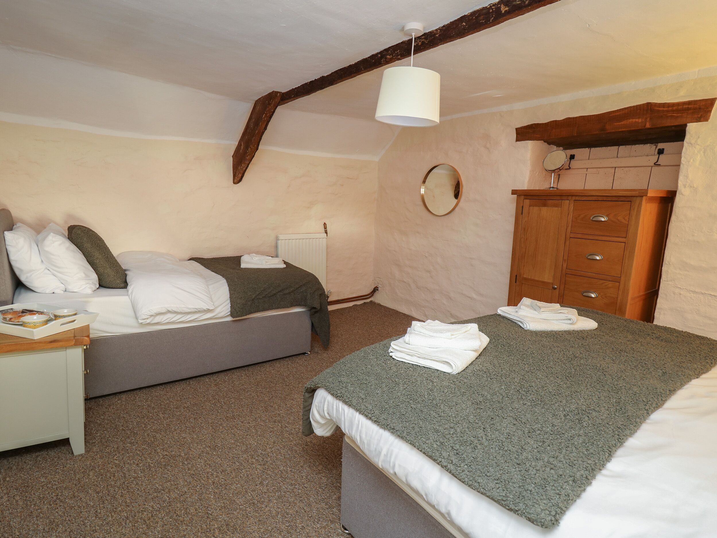 3 makuuhuonetta, yksilöllisesti sisustettu, yksilöllisesti kalustettu