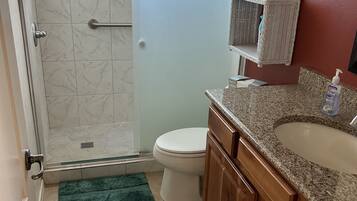 Douche, serviettes fournies, savon, papier toilette