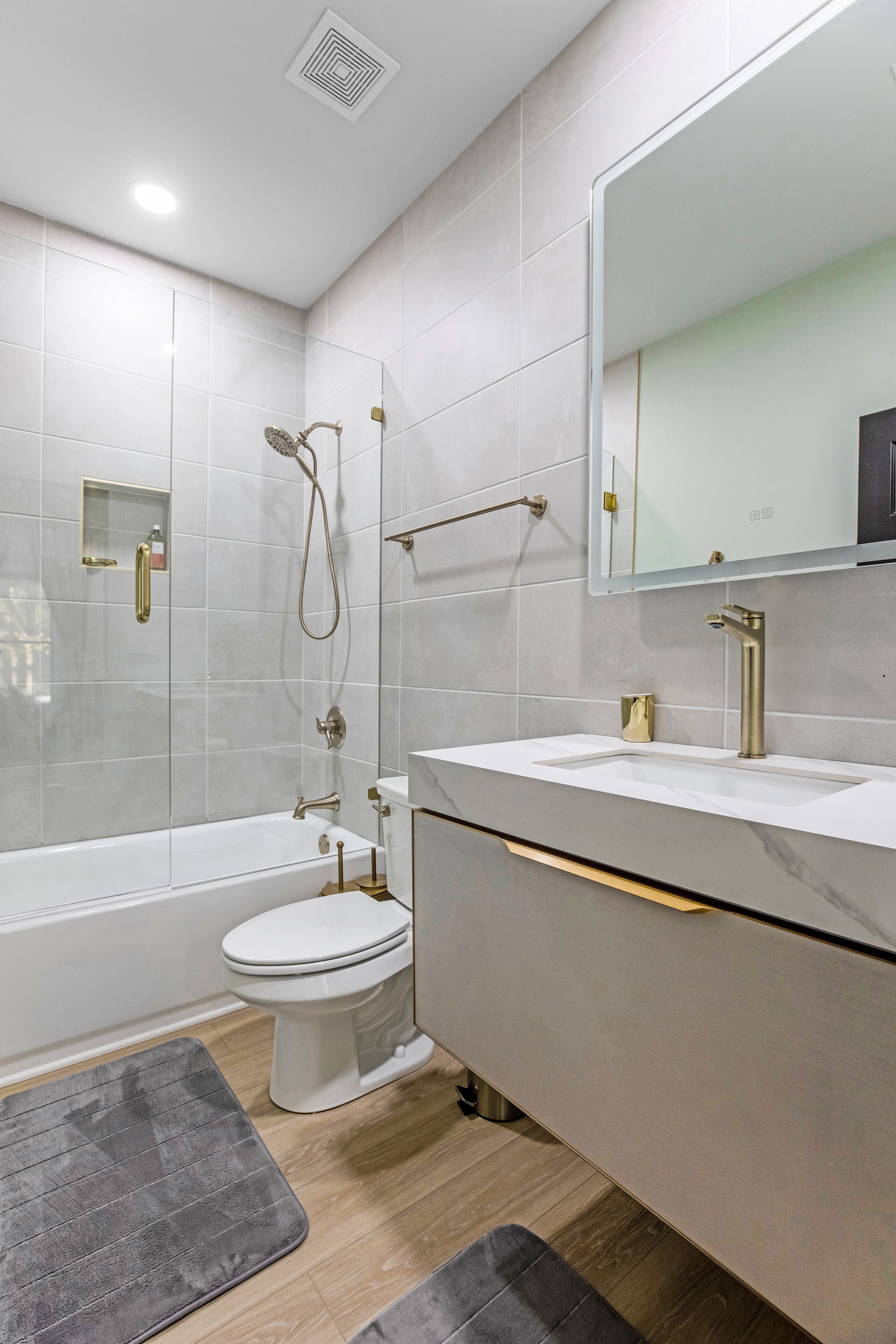 Un bagno moderno con vasca, servizi igienici e lavabo.