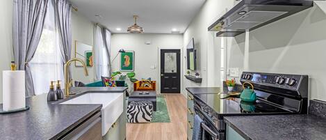 Een koelkast, een magnetron, een oven, een kookplaat