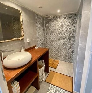 Douche, séchoir à cheveux, serviettes fournies, savon