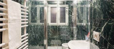 Douche, sĂšche-cheveux, bidet, serviettes fournies