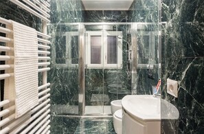 Shower, hair dryer, bidet, towels - 2 bedroom apartment in rome (Roma)