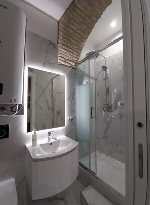 淋浴設備、風筒、坐浴桶、提供毛巾