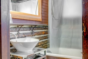 Hair dryer, towels - Easy Interstate Access: Original Poconos Log Cabin (Blakeslee)
