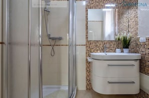 Shower, hair dryer, bidet, towels