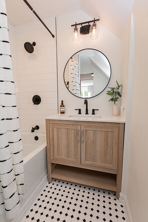 Shower, hair dryer, towels, soap - Stylish King Suite, Egewater Beach & Ohio City (Cleveland)