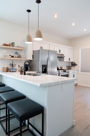 Een koelkast, een microgolfoven, een oven, een kookplaat