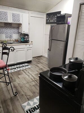 Fridge, microwave, oven, stovetop - COZY DOWNTOWN BUNGALOW MINUTES FROM ALL STAR GAME FESTIVITIES SMALL PET FRIENDLY (Indianapolis)