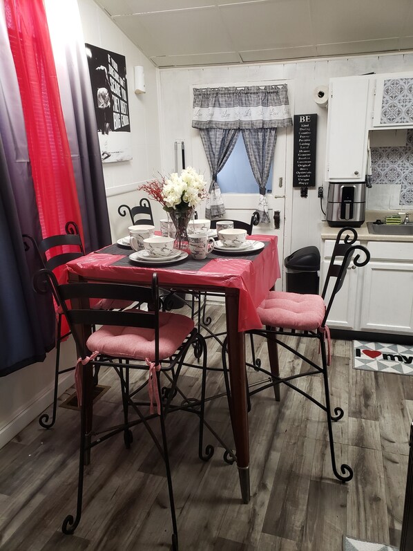 Dining - COZY DOWNTOWN BUNGALOW MINUTES FROM ALL STAR GAME FESTIVITIES SMALL PET FRIENDLY (Indianapolis)