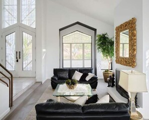 Smart TV, fireplace, books - Bella Vista Mountain Retreat (Phoenix)