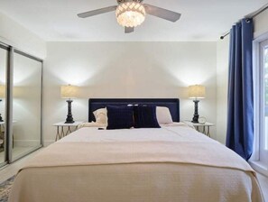 4 makuuhuonetta, työpöytä, silitysrauta/-lauta, vauvan matkasänky