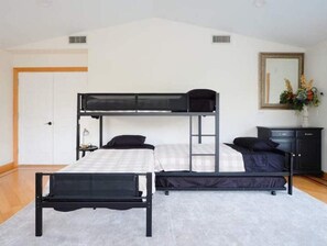 4 bedrooms, desk, iron/ironing board, travel cot - Bella Vista Mountain Retreat (Phoenix)