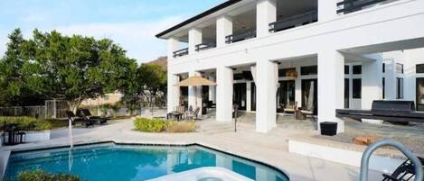 Una piscina al aire libre, una piscina climatizada